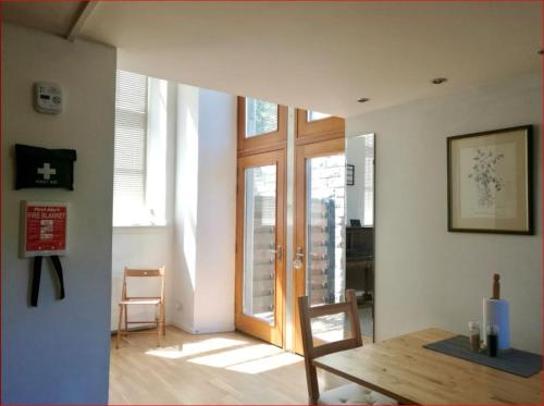Central Mezzanine Apartment in Historic School, Edinburgh (fotografie 8)