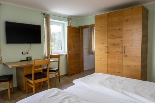 1 queen bed, 1 twin bed
