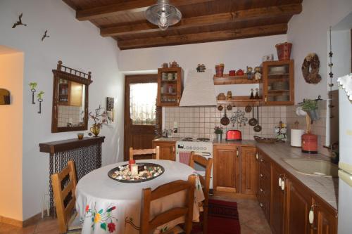 ห้องครัว, St. John Traditional House in อากีออส อิโออันนิส (วอเรีย คีนูเรีย)