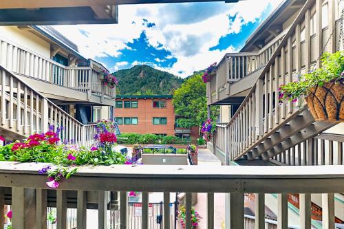 Newly Renovated Condo with Hot Tub - Excellent Downtown Aspen Location