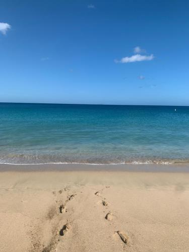 Aguadilla Waves Apt with electricity water AC WIFI 8 minute walk from Crashboat beach in Aguadilla