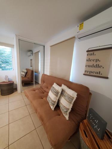 Aguadilla Waves Apt with electricity water AC WIFI 8 minute walk from Crashboat beach in Aguadilla