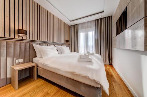 Apart Compliment - image 3