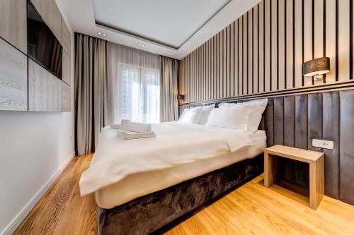 Apart Compliment - image 12