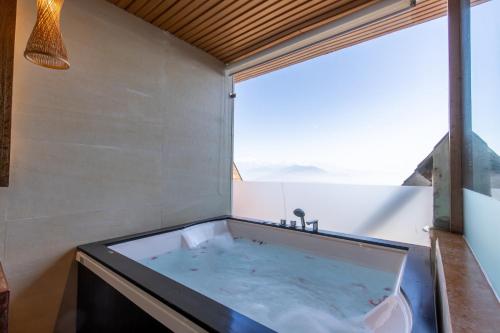 Hot tub, Hotel Mystic Mountain in Baluwapati Deupur