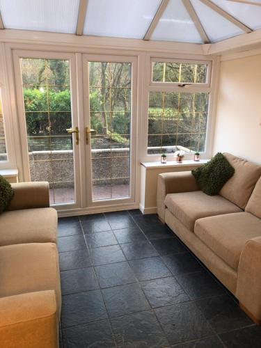 3 Bed House - Sleeps 6 - Parking - Garden - WIfi in Pontneddfechan