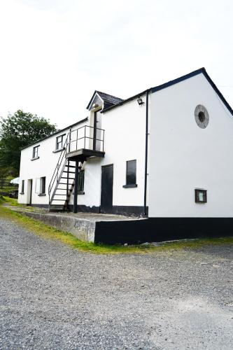 Fox & Hounds Hotel - image 2