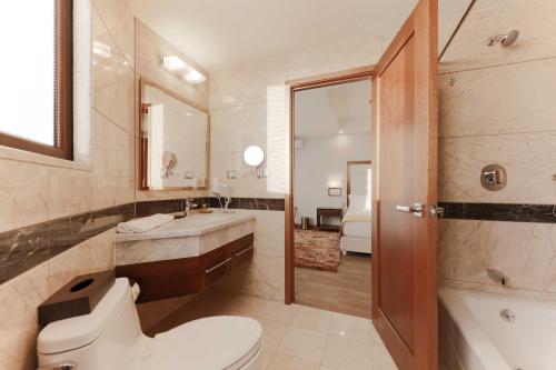 Master Suite Superior Apartment image 7