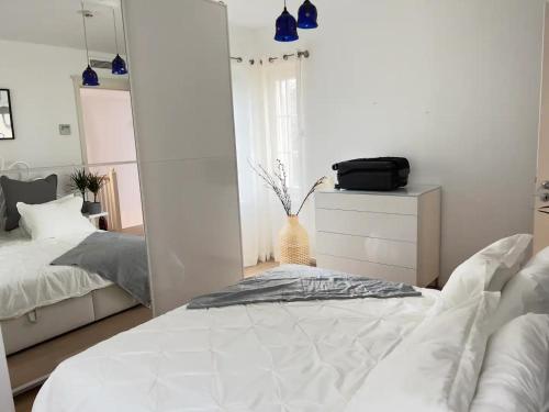 Sea Canal Townhouse: Paddle Board and Outdoor Cinema