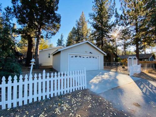 Cozy Cabin, GREAT Location! Slopes + Lake + Trails