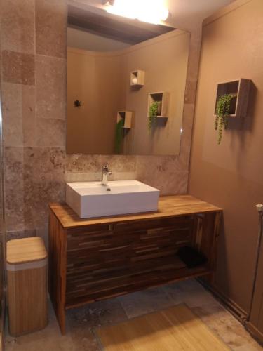 Bathroom, Maison Perouges spa in Perouges