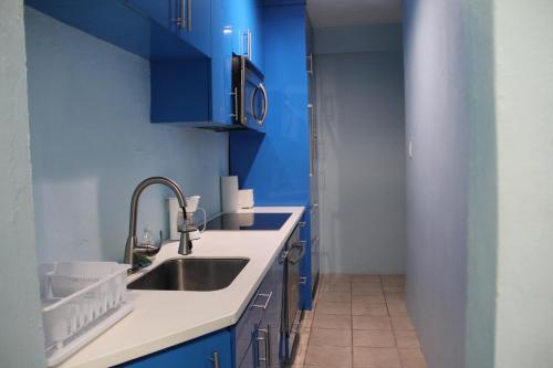 Aponte Walking Distance to Ocean Park Beach, Restaurants, Bars, Trendy Calle Loiza- Sleeps up to 4