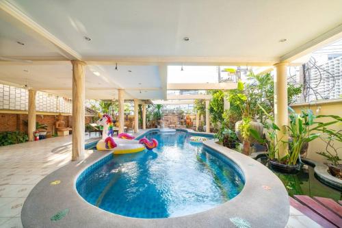 Swimming pool, walking st 10min,Jomtien beach 500M,8BR Thai style villa,snooker,BBQ,karaoke in Dong Tarn Beach