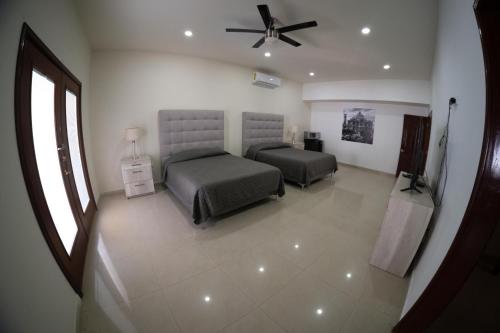 21 Suite with Jacuzzi a shared pool Torreon