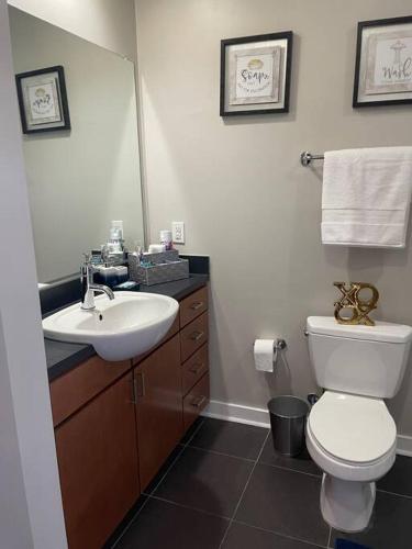 King Bed Loft in Uptown- Roof top deck & Free parking