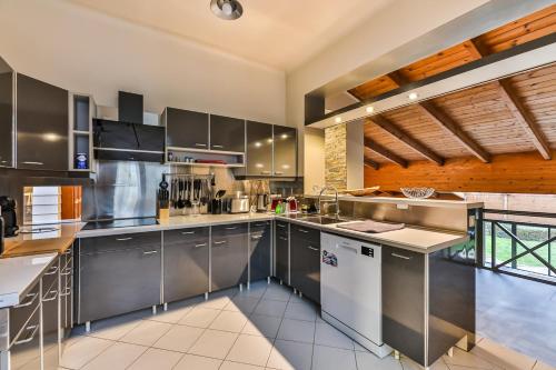 keuken, L'atypique - Piscine intérieure - Wifi (L'atypique - Piscine interieure - Wifi) in Challans