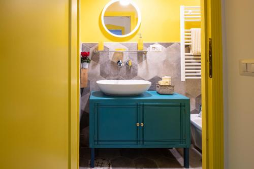 Trastevere Colorful Apartment with Terrace!, Рим (фото 2)