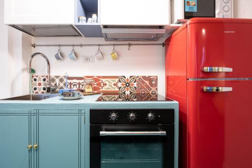 Trastevere Colorful Apartment with Terrace!, Рим (фото 3)
