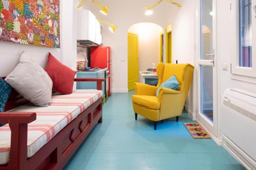 Trastevere Colorful Apartment with Terrace!, Рим (фото 6)