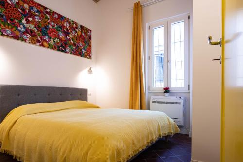 Trastevere Colorful Apartment with Terrace!, Рим (фото 7)