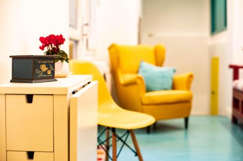 Trastevere Colorful Apartment with Terrace!, Рим (фото 9)