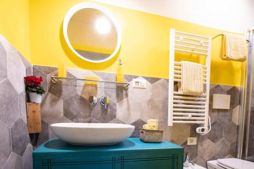 Trastevere Colorful Apartment with Terrace!, Рим (фото 10)