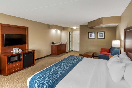 Comfort Inn & Suites Jackson - West Bend