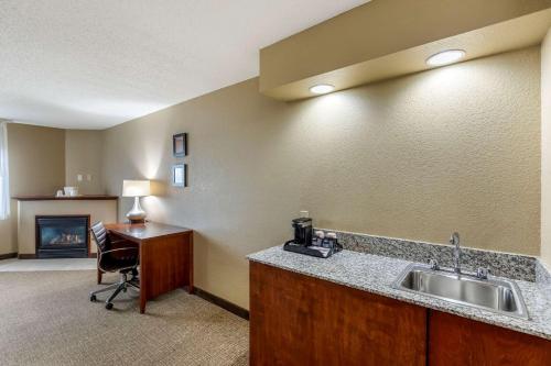 Comfort Inn & Suites Jackson - West Bend