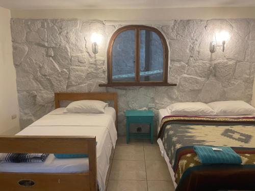 1 queen bed, 1 twin bed