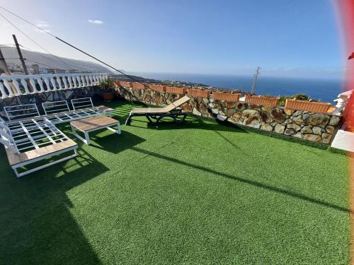 Tenerife apartment 100m2 CASA DE DON QUIJOTE with a terrace of 100m2 with a view of the ocean and Teide volcano and a garden of 600m2