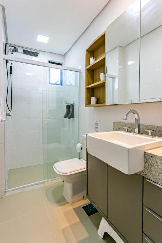 浴室, Lindo apto com varanda e churrasq prox UFSC CAF401 in 特林達迪
