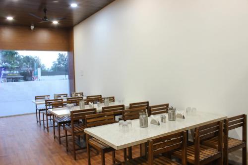 Restaurant, hotel rain sky inn in Lonavala