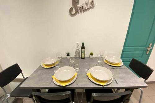HappyHome AndersLocationPatio in the cityNetflix