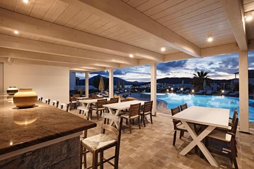Bar/lounge, Santa Maria Village in Milos Island