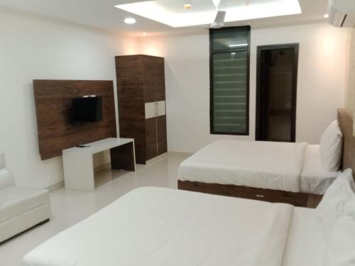 HOTEL GOLDEN LEAF in Nayagaon