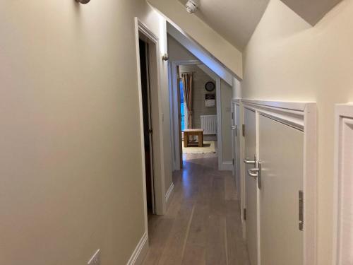 設施, 加萊昂賓館 (The Galleon Inn) in 福伊鎮中心