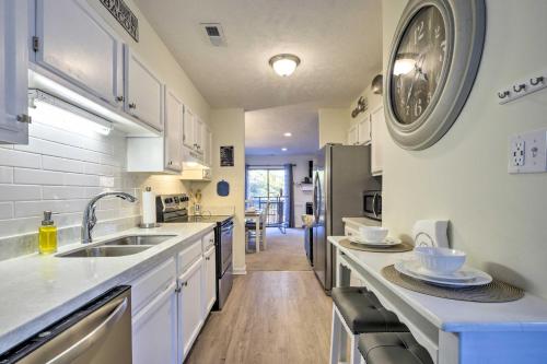 Modern Townhome w/ Deck & Golf Course Views! in ไพน์เฮิร์สต์