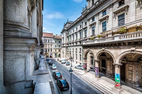 Opera Balkony Luxury Apartment with free parking - image 11