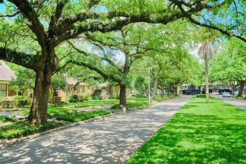Romantic Efficiency on Tree-Lined Blvd - First Floor Living with Pool & Private Patio