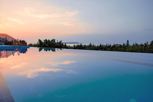 Four Seasons luxury villa -sea view-large pool-gym