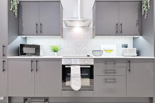 keuken, 3 Baths - Off Road Parking - Garden - 4 Bed Home in Morriston