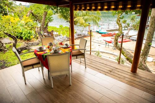 Makanan dan Minuman, Raiatea sur Mer in Opoa