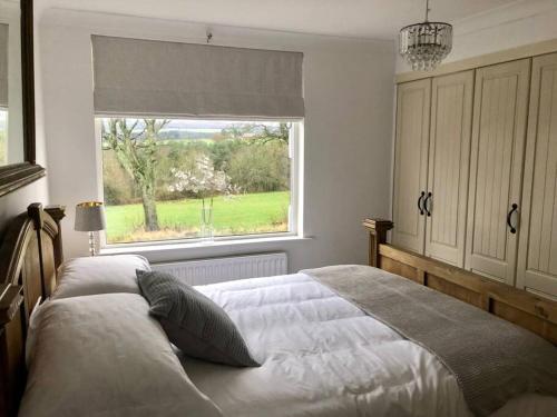 ValleyView Cottage-Cosy, Rustic Home - Log Burner Room Type - Three-Bedroom House