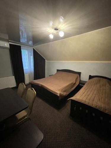 1 queen bed, 1 twin bed