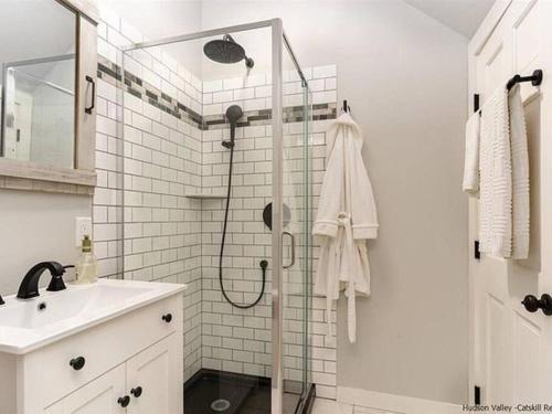 Catskill home with King bed, indoor hot tub and BBQ near Woodstock and skiing in Saugerties, USA
