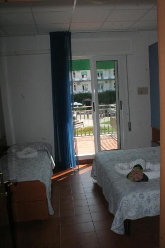 Triple Room with Balcony image 6