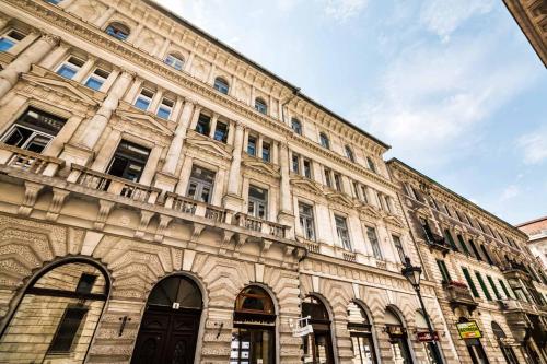 Opera Balkony Luxury Apartment with free parking - image 12