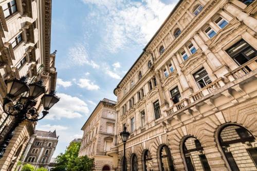 Opera Balkony Luxury Apartment with free parking - image 13