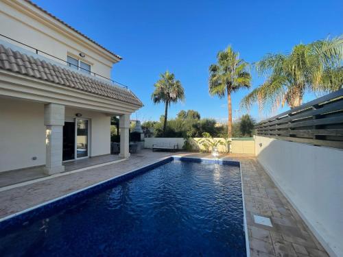 Swimming pool, Luxury spacious holiday Villa with heated swimming pool in Paralimni