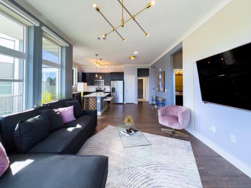 Breathtaking Pivotal Buckhead Acropolis King Bed Palace